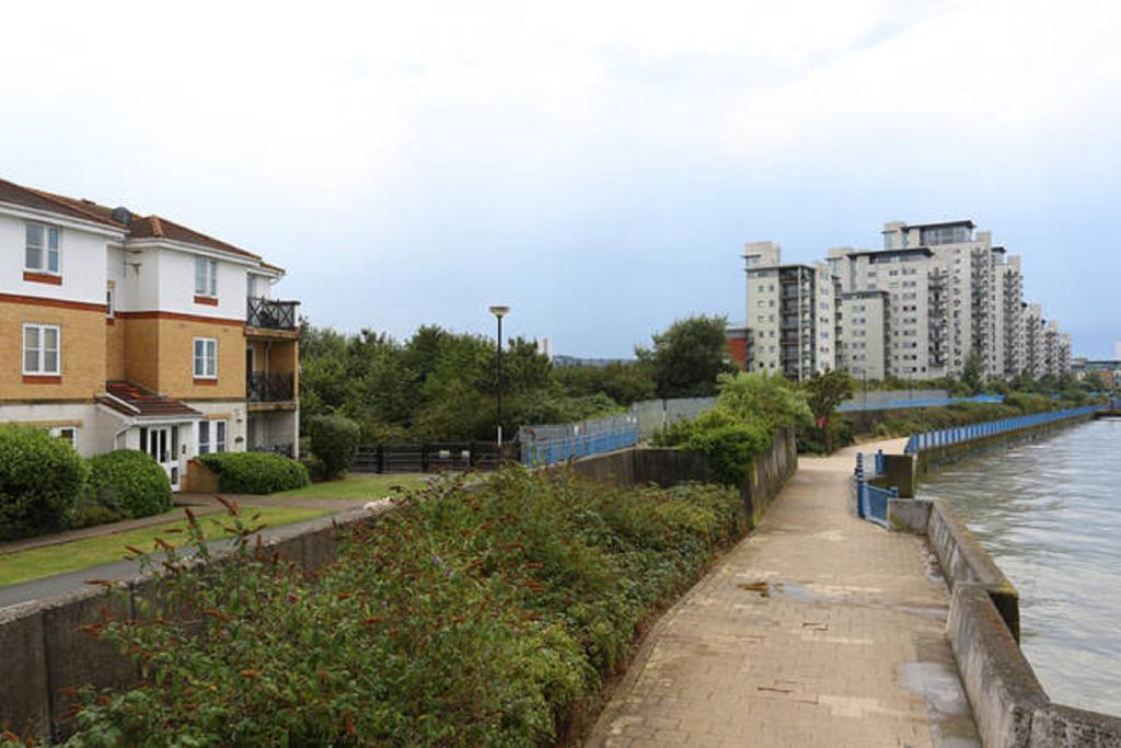 Quiet Riverside Apartment 伦敦 客房 照片