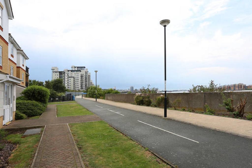 Quiet Riverside Apartment 伦敦 客房 照片